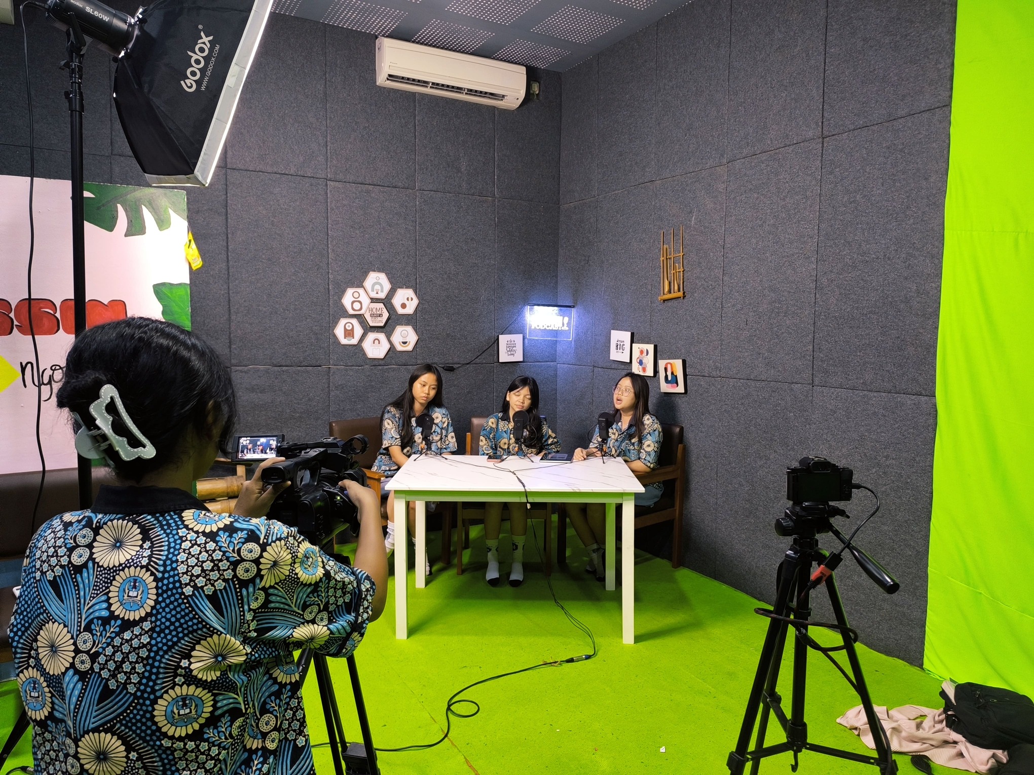 Suara Siswa, Ruang Cerita — Ekskul Sinema & Jurnalistik Hadirkan Podcast Kreatif