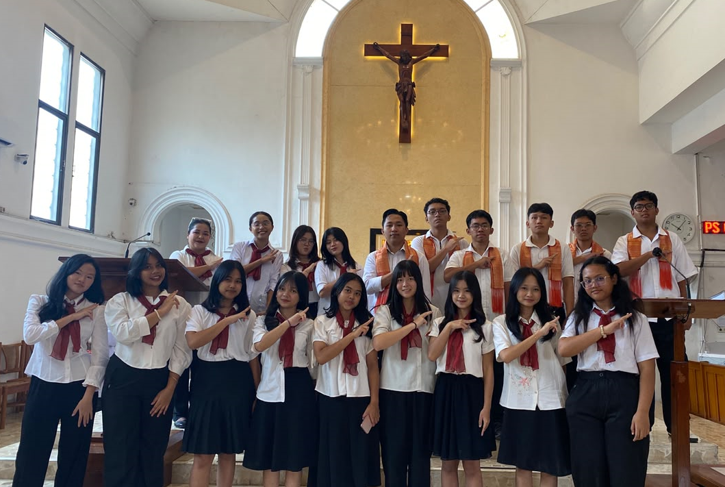 Angel Choir Persembahkan Pelayanan Paduan Suara dalam Perayaan Ekaristi di Paroki Santo Yosef Cirebon